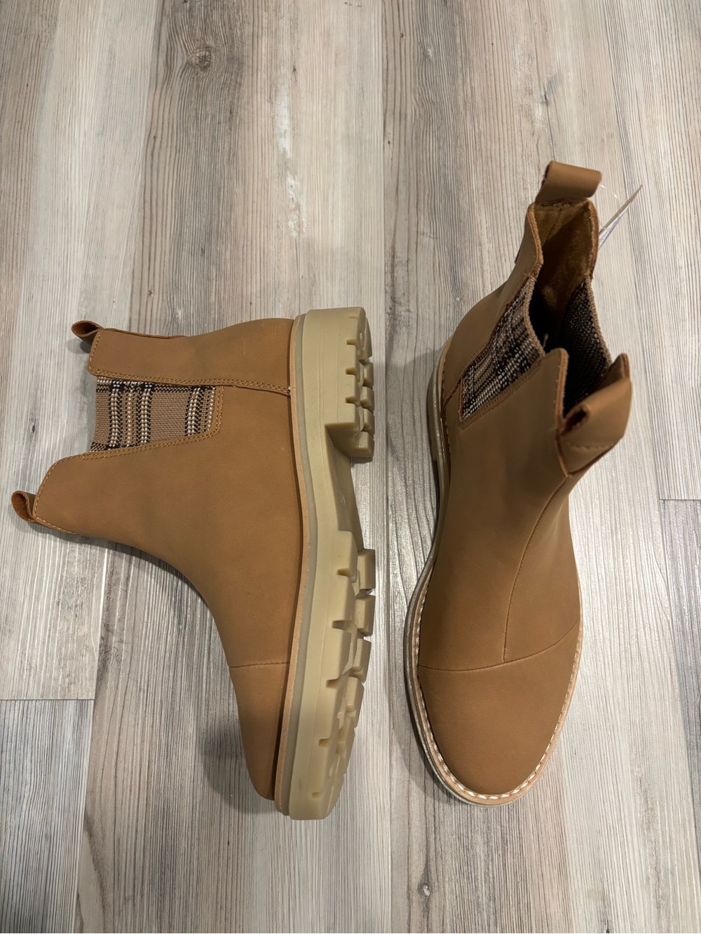 NEW TOMS Skylar Toffee Nubuck 8.5  Boots